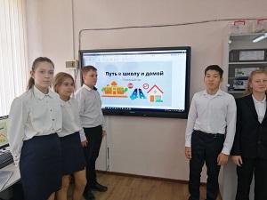 «Мектеп пен үйге жол». / "Путь в школу и домой".