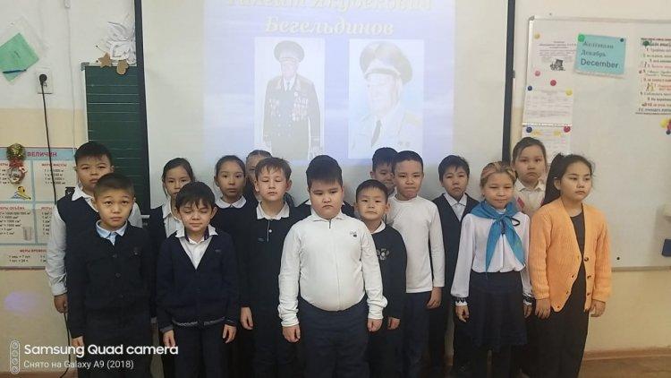 Батырдың 100 жылдығына арналған «Екі мәрте Кеңес Одағының Батыры Талғат Бигелдинов...» тақырыбында ашық сынып сағаты өтті. / Проведен открытый классный час на тему «Дважды Герой Советского Союза Талгат Бигельдинов...».
