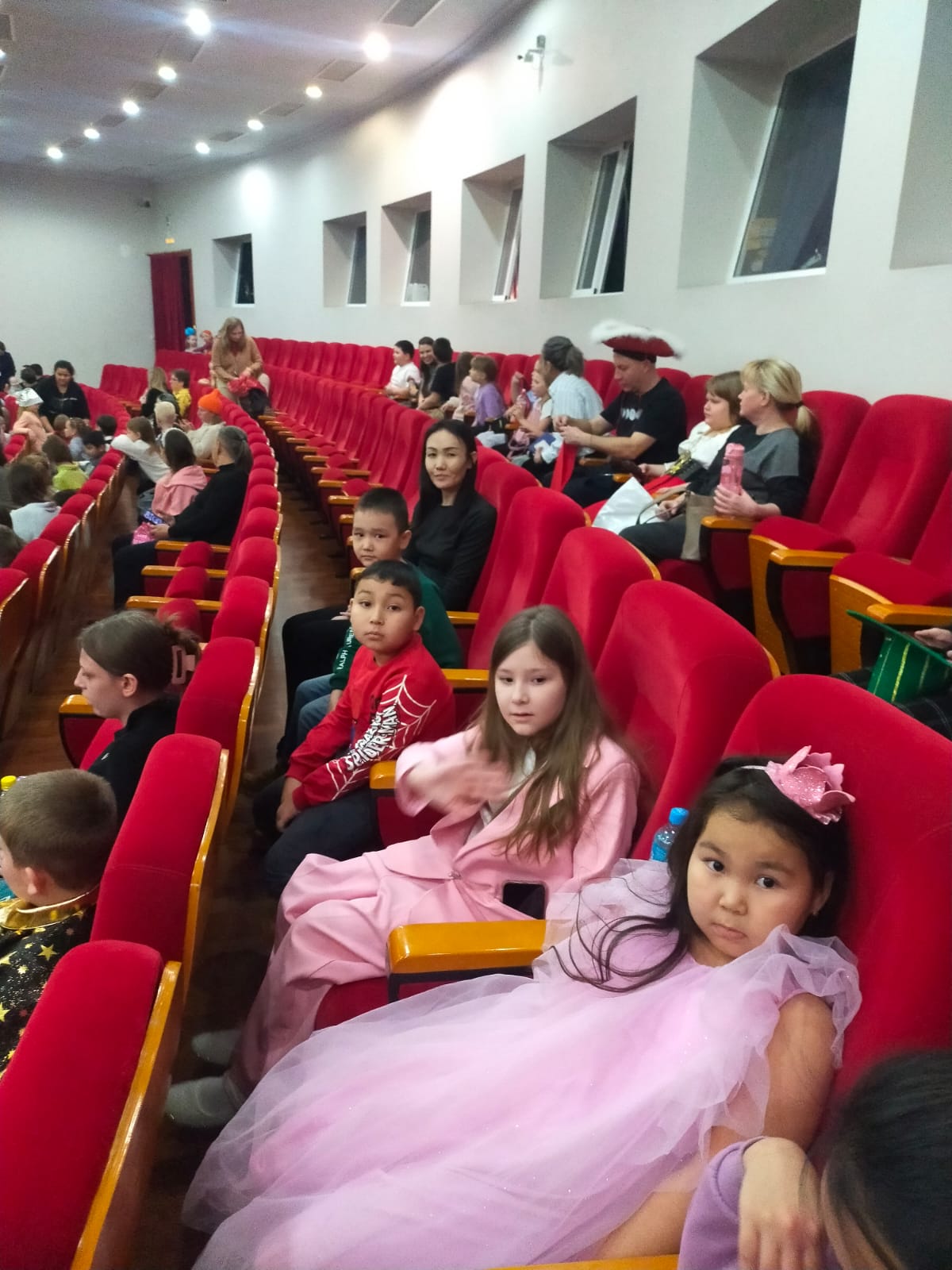 Посещение спектакля "Бабушка, Волк и Клюквенный пирог"