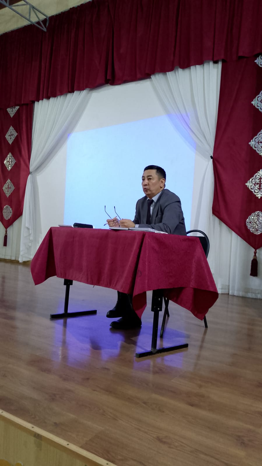 В КГУ "Средняя школа № 26" прошло совещание при директоре, в рамках которого был рассмотрен один из ключевых вопросов — противодействие коррупции.