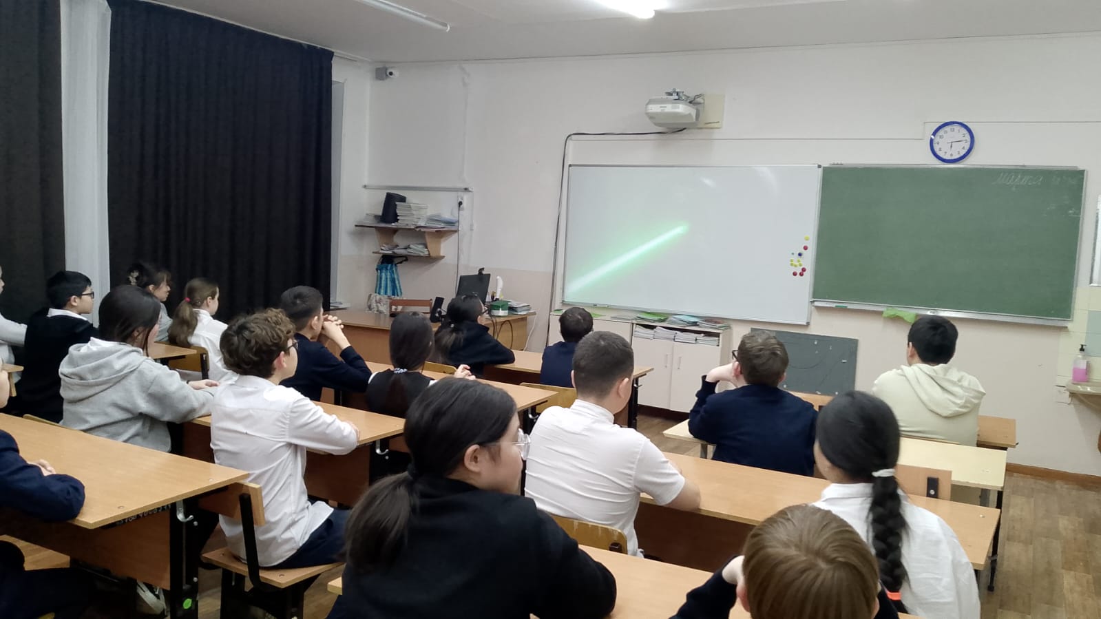 В рамках профилактической работы в школе были проведены беседы на классных часах, посвящённые опасности использования лазерных указок в отношении воздушных судов.