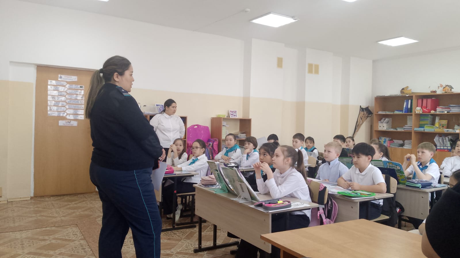 Проведено занятие с учащимися 3 «Б» класса инспектором по делам несовершеннолетних отдела полиции города Усть-Каменогорск, майором полиции Таупиховой Ж.О..